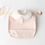 Mini babero impermeable cuello blonda