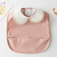 Mini babero impermeable cuello blonda