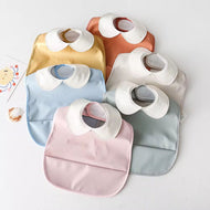 Mini babero impermeable cuello redondo